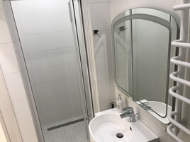 Ducha, cabezal de ducha tipo lluvia, artículos de tocador gratuitos