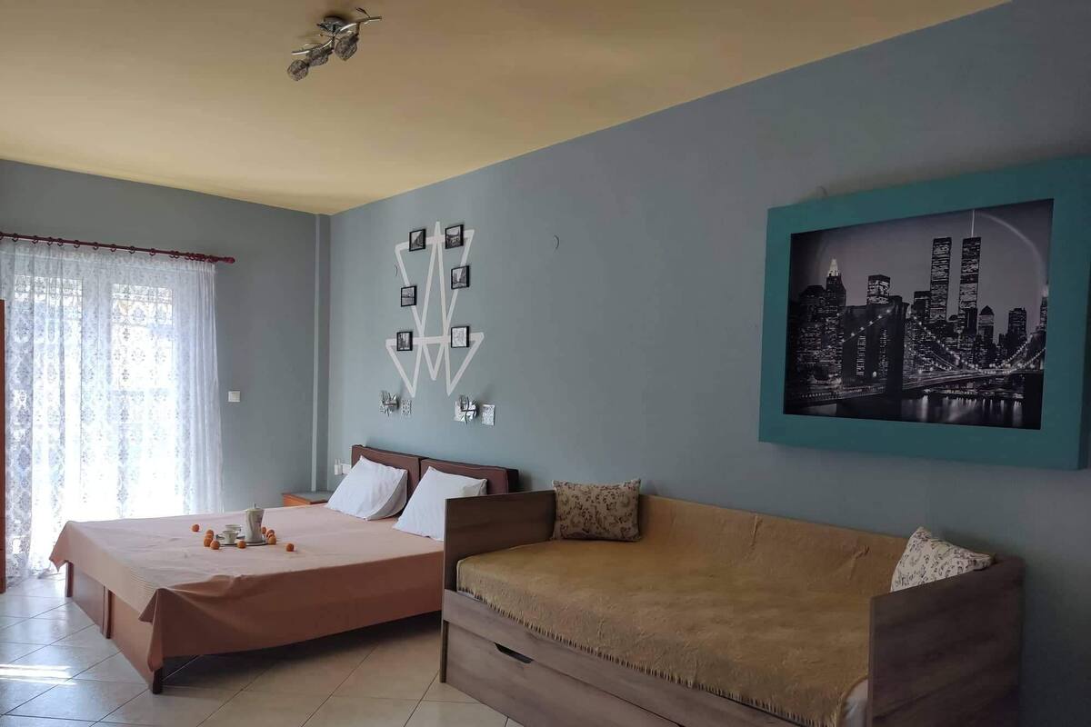 Superior Studio | Individually decorated, desk, soundproofing, free cribs/infant beds