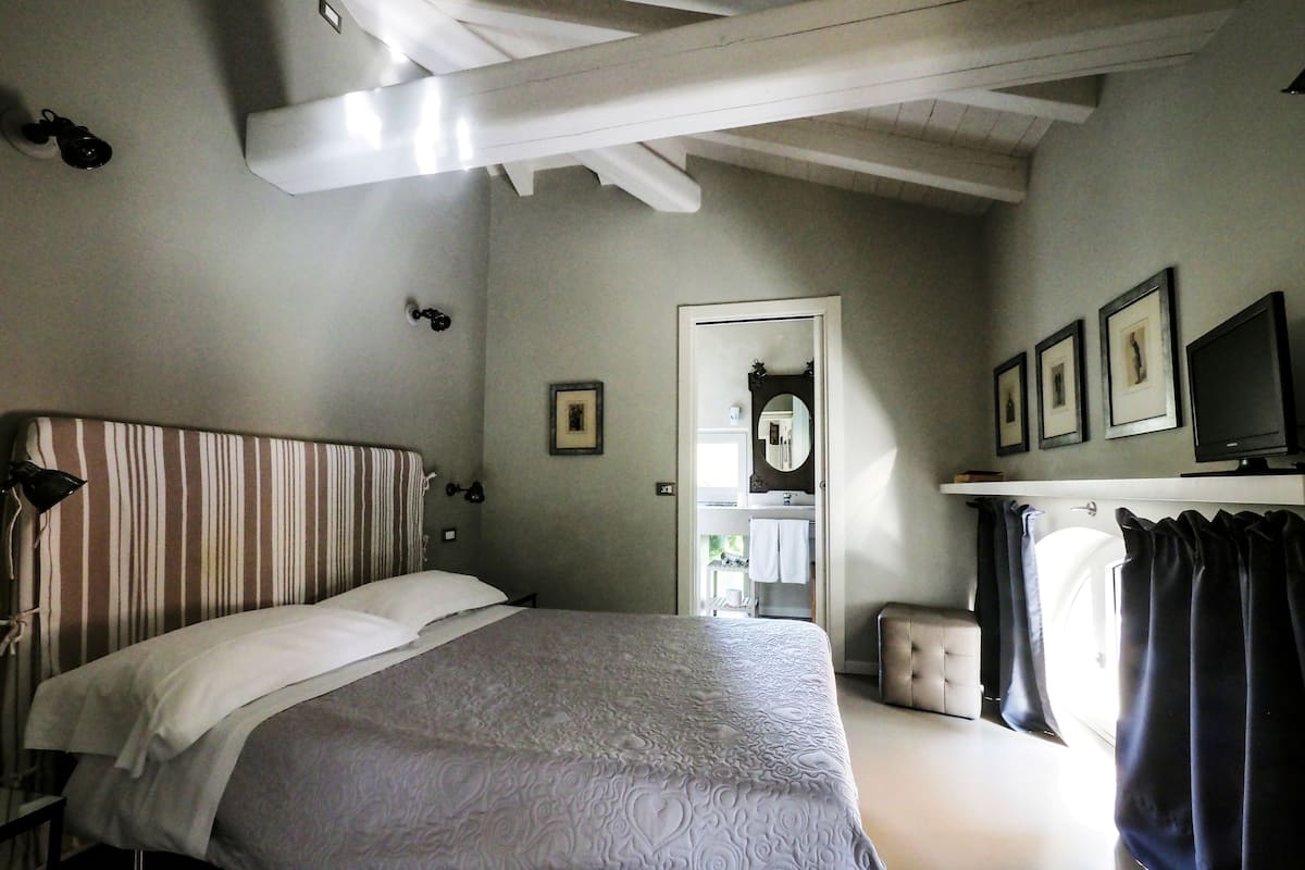 Classic Double Room | Minibar, desk, blackout drapes, free WiFi