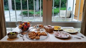 Petit déjeuner en libre-service compris tous les jours