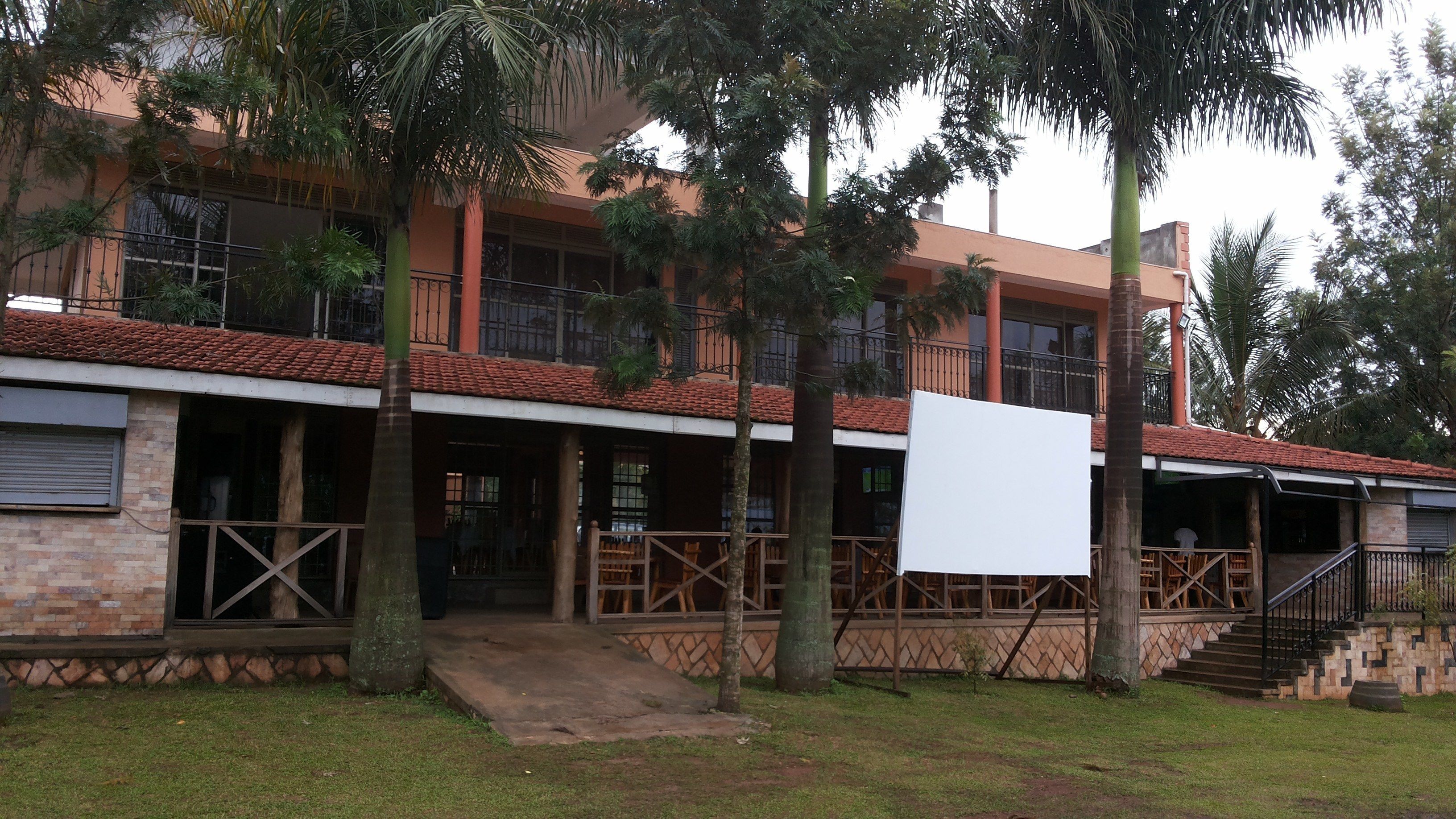 숙박 시설 정면 - 저녁/밤