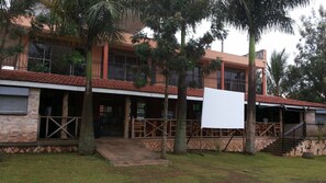 Mặt tiền nơi lưu trú - ban đêm