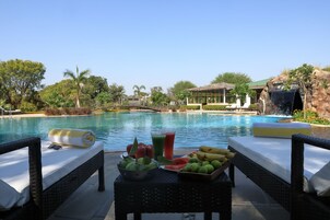 Piscina externa, funciona das 7h às 19h, guarda-sóis, espreguiçadeiras