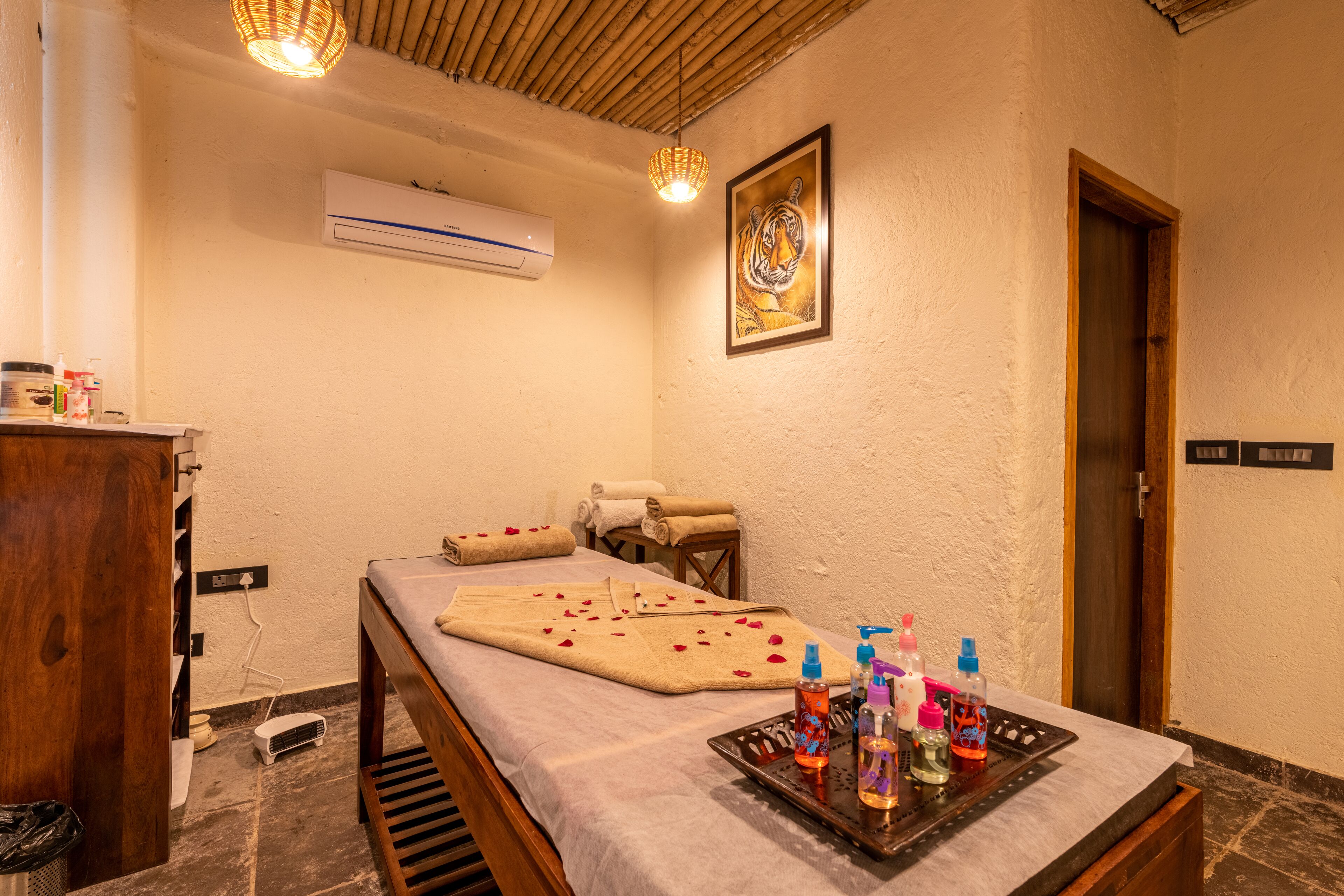 Une salle de spa équipée d’une table de massage, de serviettes et de produits de toilette.
