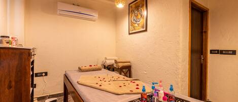 Une salle de spa équipée d’une table de massage, de serviettes et de produits de toilette.