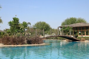 室外游泳池，07:00 至 19:00 开放，池畔遮阳伞，日光浴躺椅