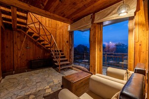 Luxury cottage with terrace | 埃及棉床单、高档床上用品、记忆海绵床垫、客房内保险箱