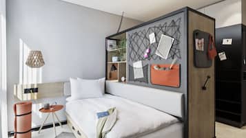 Una habitación de hotel moderna con cama, una mesita, un estante en la pared y un armario.