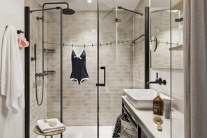 Cabezal de ducha tipo lluvia, secador de pelo, toallas, jabón