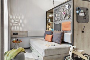 Un dormitorio moderno con cama, una mesita, una silla y una bicicleta.