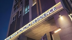 Ein Gebäude mit einem Schild, auf dem 'The Mark Sokocho Residence' steht.