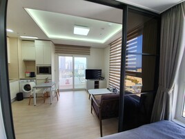 Habitación Deluxe doble | Cocina privada | Frigorífico, microondas, placa de cocina y utensilios de cocina