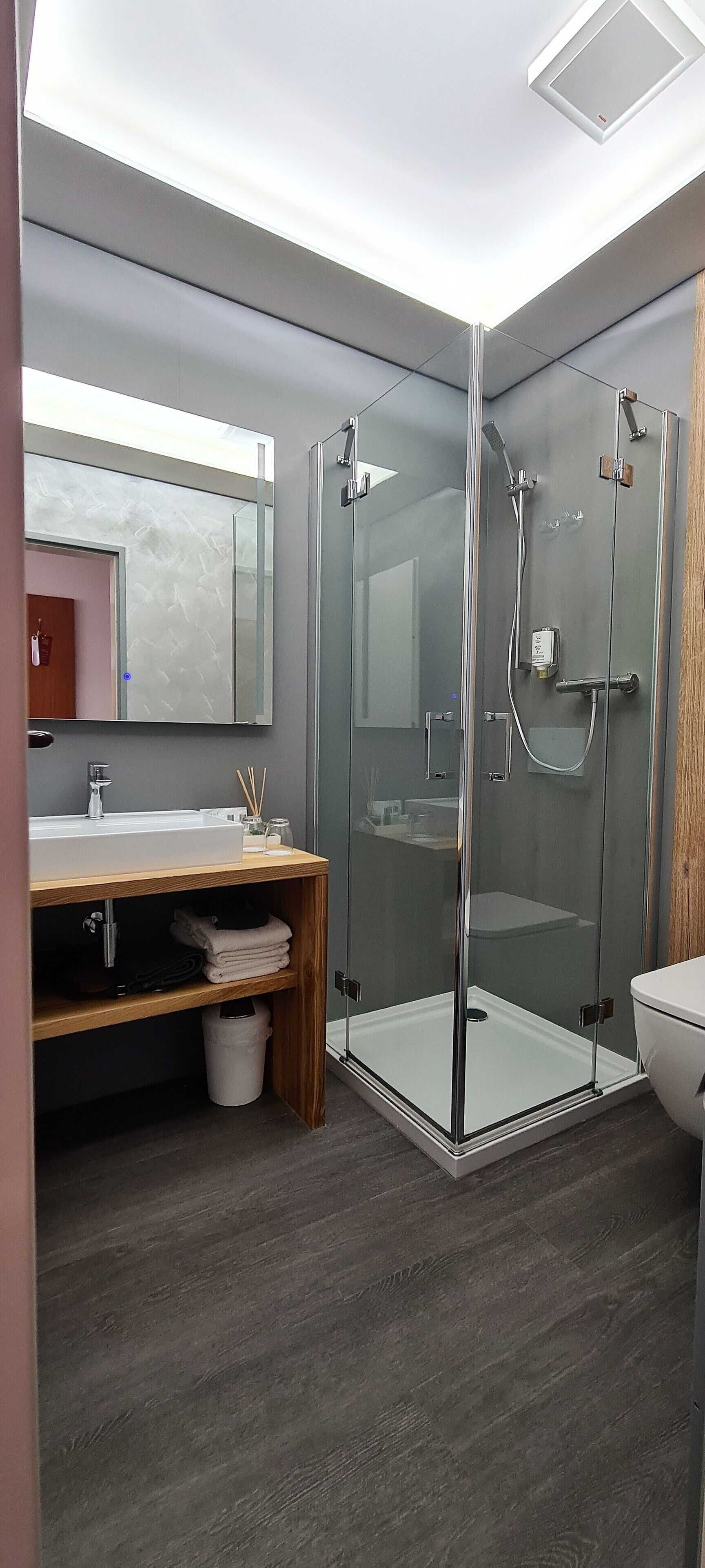 classic double room | bathroom | shower, eco-friendly toiletries, hair dryer, slippers