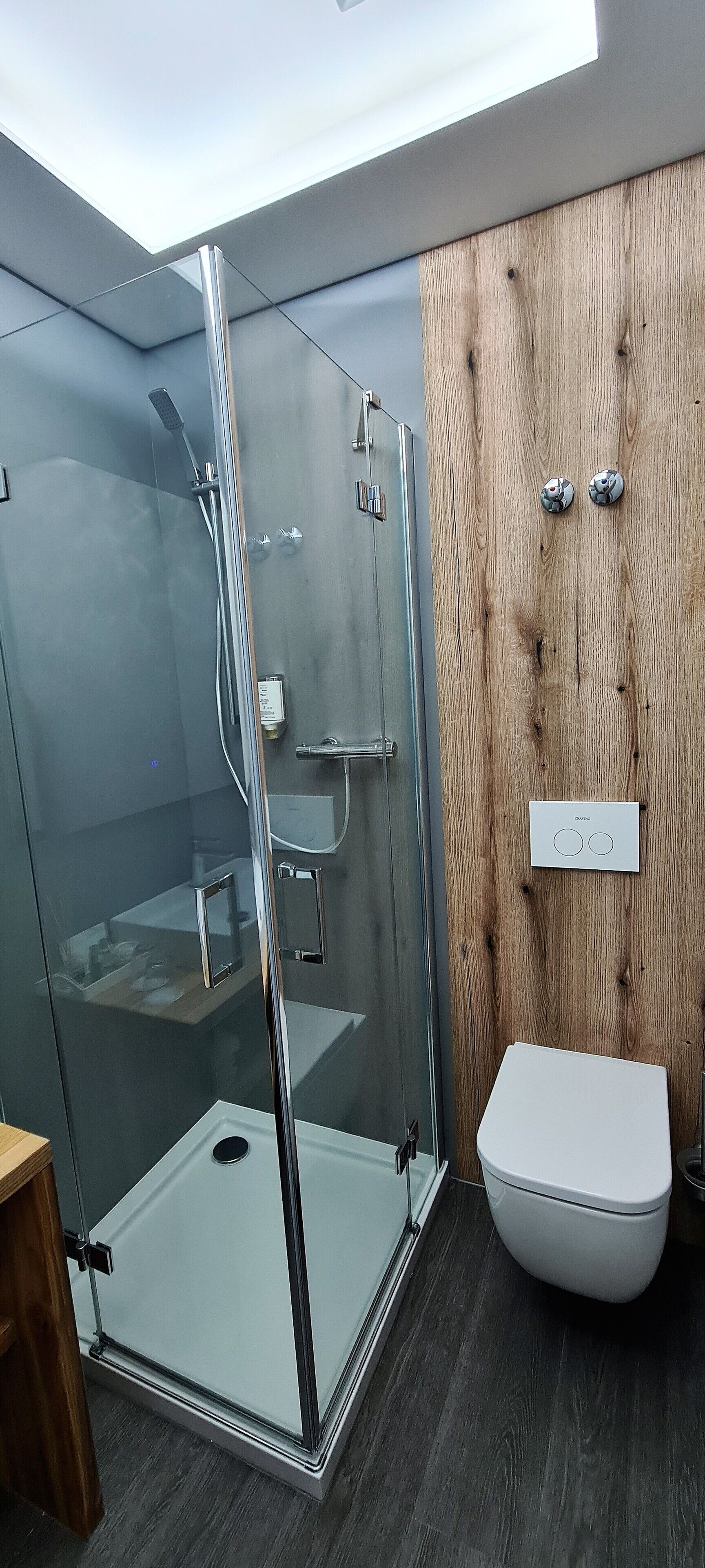 classic double room | bathroom amenities | shower, eco-friendly toiletries, hair dryer, slippers