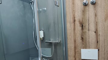 Klassieke tweepersoonskamer | Badkamervoorzieningen | Een douche, milieuvriendelijk toiletgerief, een haardroger, pantoffels