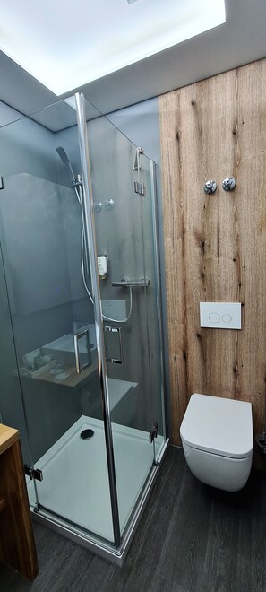 Classic Double Room | Bathroom amenities