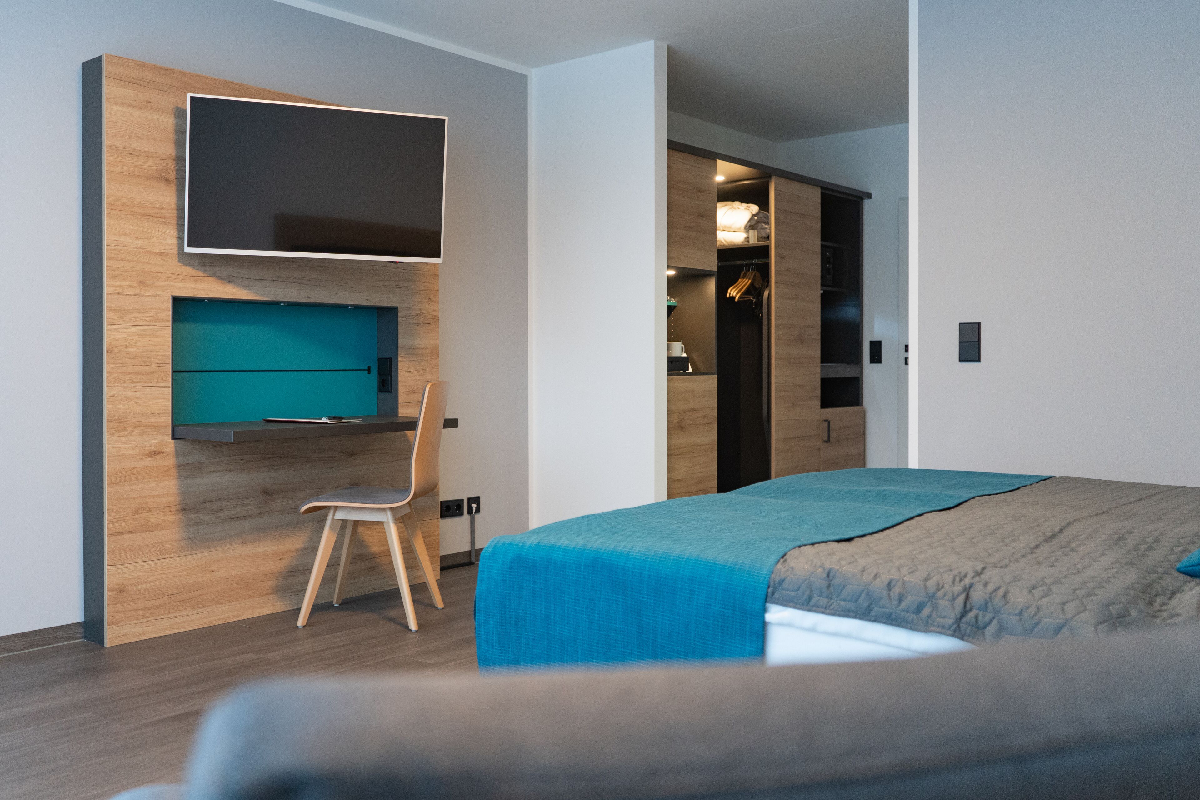 Habitación doble Confort | Escritorio, cortinas blackout, wifi gratis y ropa de cama 