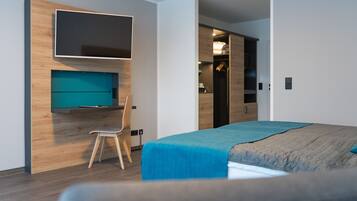 Habitación doble Confort | Escritorio, cortinas blackout, wifi gratis y ropa de cama
