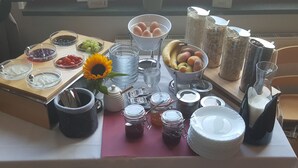 A breakfast buffet with various food items and condiments. - Hotel Am Park (Reichenbach im Vogtland)