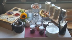 Café da manhã com buffet todos os dias mediante uma taxa