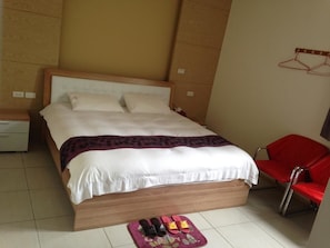 Cortinas blackout, wifi gratis y ropa de cama