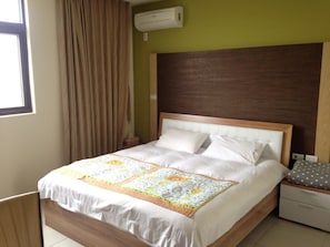 Cortinas blackout, wifi gratis y ropa de cama