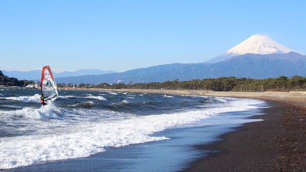A beach with waves and a windsurfer. - Numazu Ikkyuuan (Numazu)