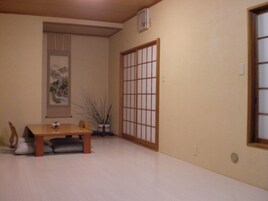 Tabla de planchar con plancha, wifi gratis y ropa de cama 