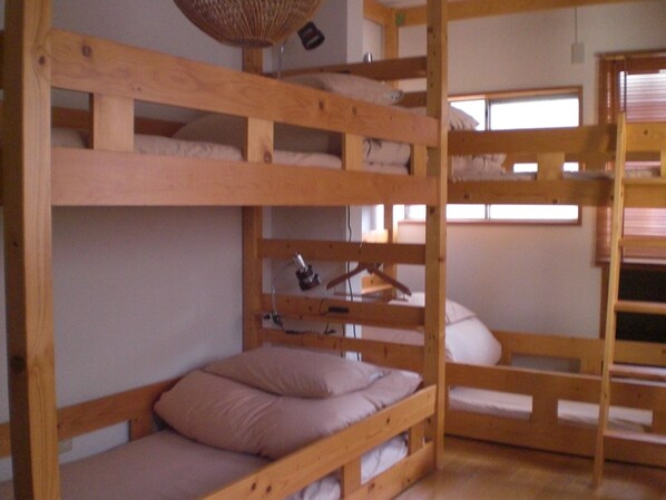 Tabla de planchar con plancha, wifi gratis y ropa de cama 