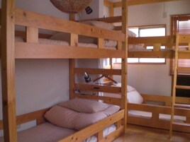 Tabla de planchar con plancha, wifi gratis y ropa de cama 