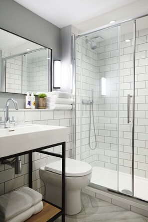 Superior tweepersoonskamer | Badkamer | Een douche, gratis toiletartikelen, een haardroger, handdoeken