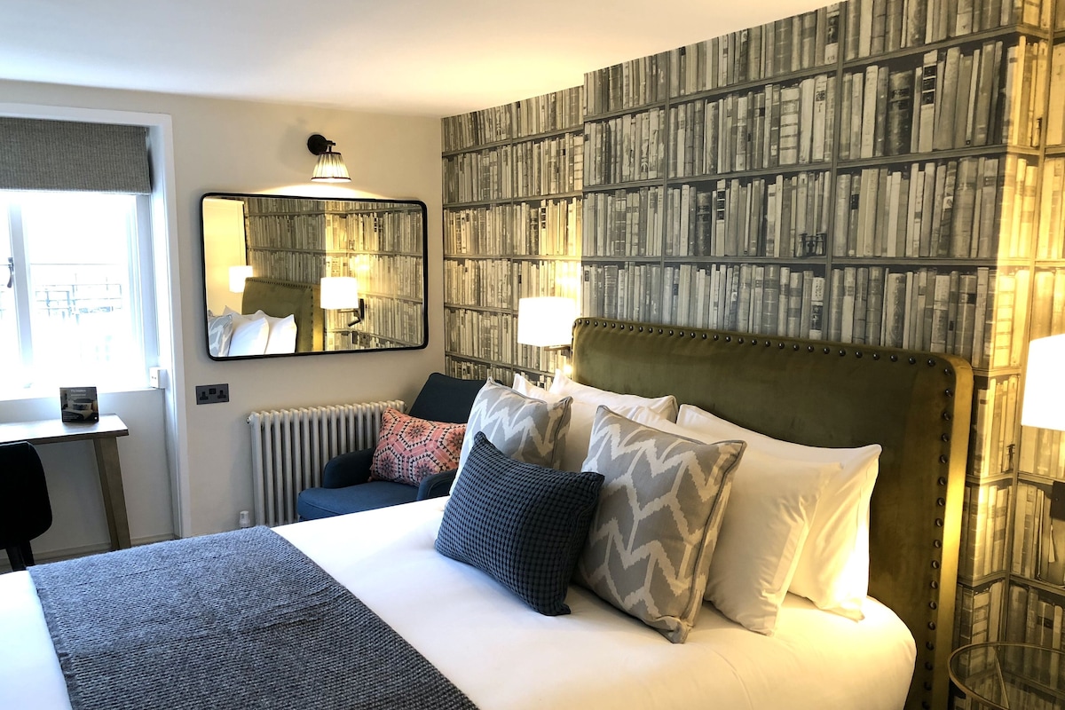Premium bedding, in-room safe, desk, iron/ironing board (on request)
