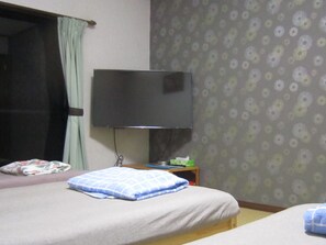Tabla de planchar con plancha, wifi gratis y ropa de cama 