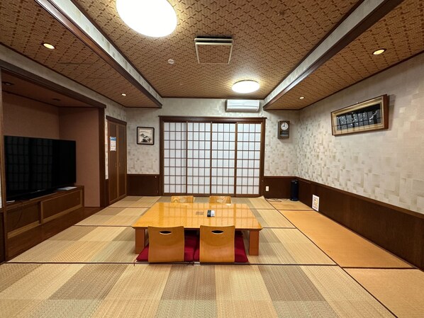 Premium Room, Non Smoking | Iron/ironing board, free WiFi, bed sheets