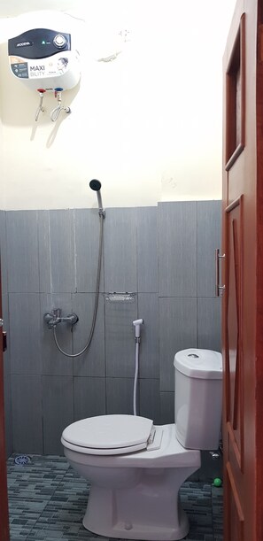 Een douche, handdoeken, zeep, shampoo
