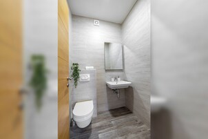 Apartment, 2 Bedrooms (22) | Bathroom | Shower, hair dryer, towels, soap