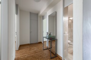 Cubrecamas, tabla de planchar con plancha, wifi gratis y ropa de cama 