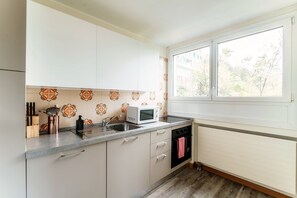 Deluxe Apartment, 1 Bedroom | Private kitchen | Full-size fridge, microwave, oven, stovetop - Pazzallo Apartments (Lugano)