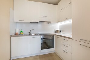City Apartment | Private kitchen | Full-size fridge, microwave, oven, stovetop - Pazzallo Apartments (Lugano)
