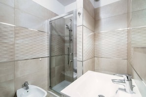 Comfort Studio | Bathroom | Shower, hair dryer, bidet, towels - Pazzallo Apartments (Lugano)