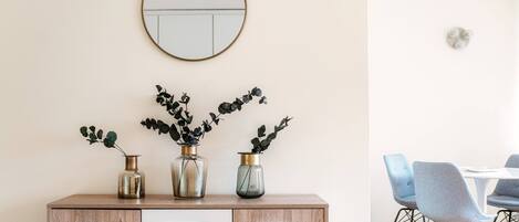 Deluxe-Apartment, 1 Schlafzimmer | Wohnbereich | 32-Zoll-Flachbildfernseher mit Digitalempfang, Fernseher