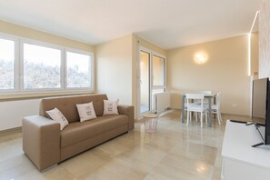 City-Apartment | Wohnbereich | 32-Zoll-Flachbildfernseher mit Digitalempfang, Fernseher