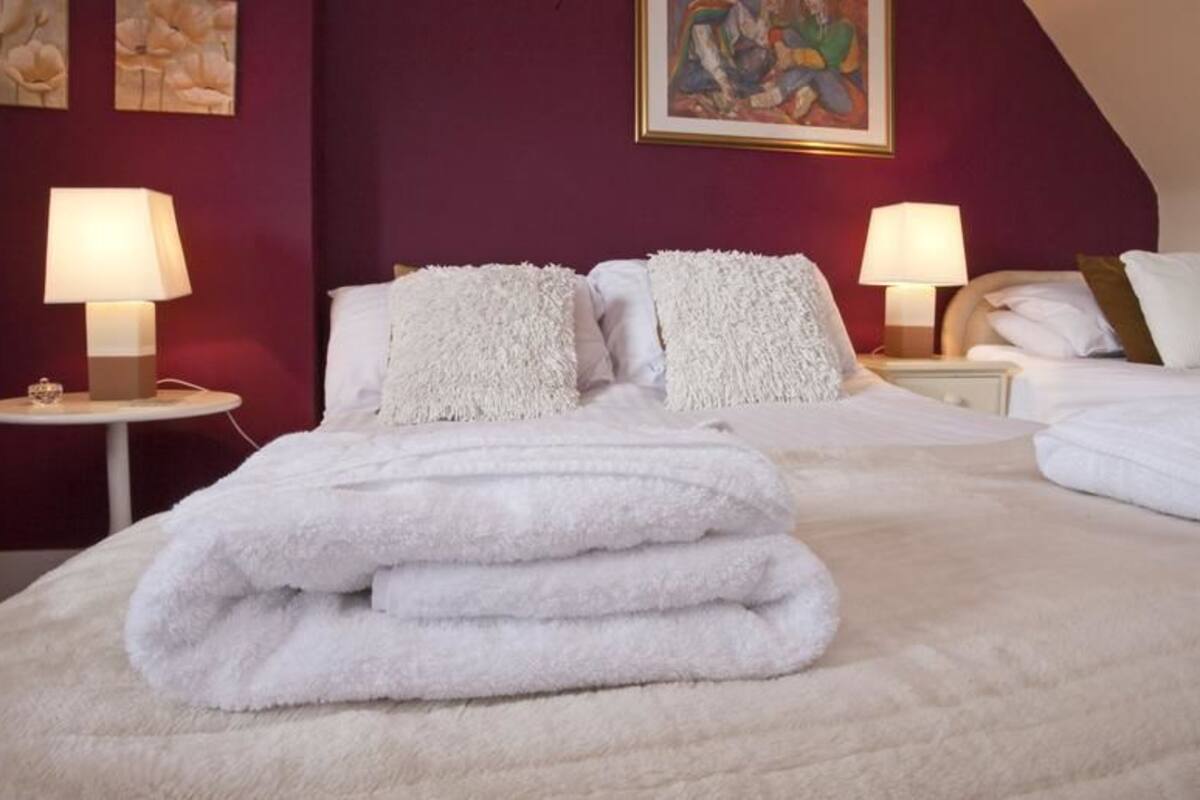 Twin Room with Lake View | Blackout drapes, WiFi (free)