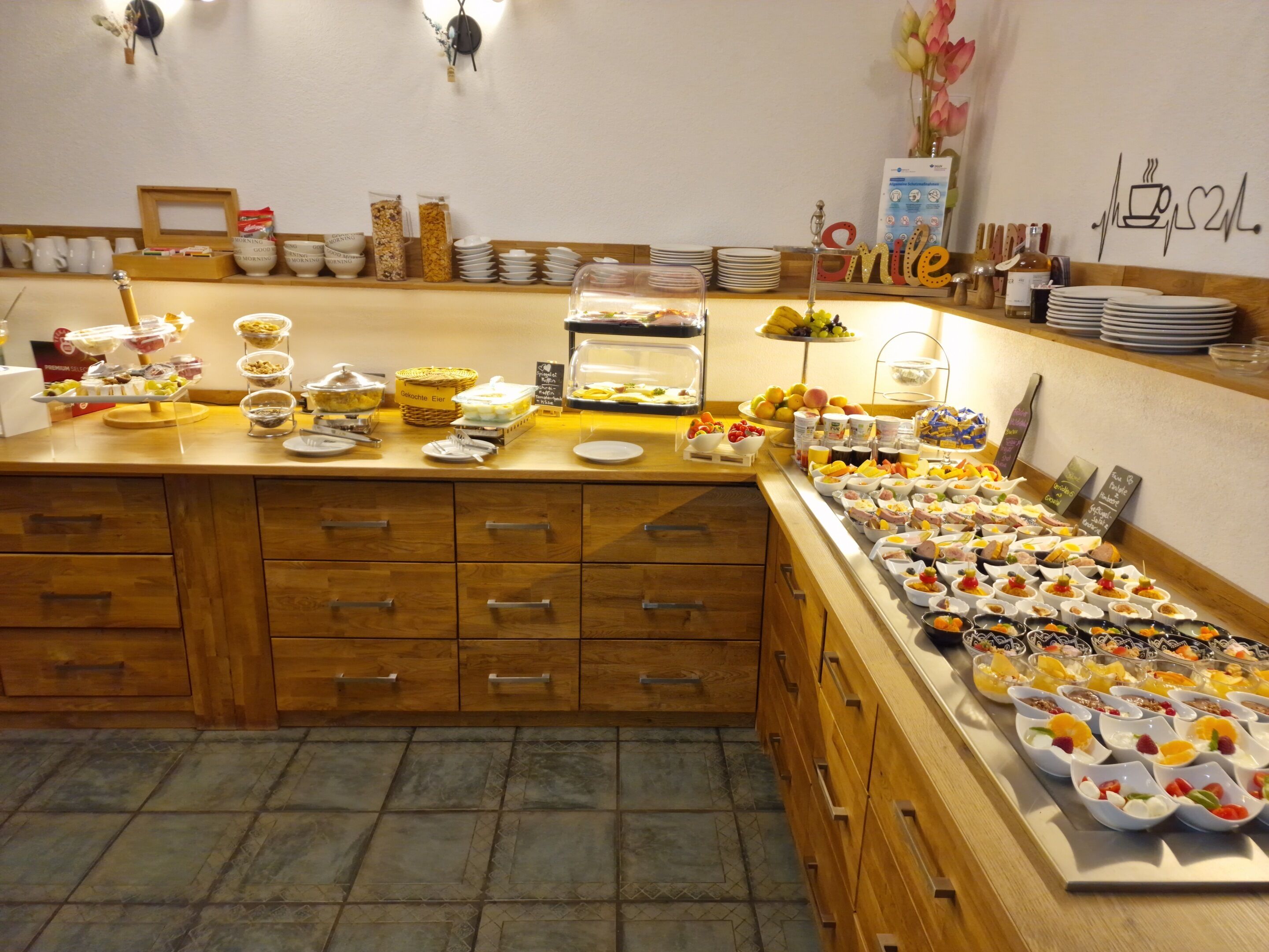 En buffet med forskellige retter og bestik.