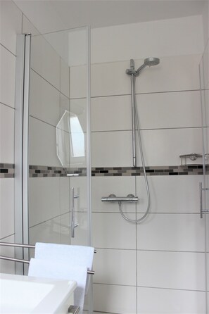 Standard Double Room | Bathroom | Shower, hair dryer, towels - Hotel Gasthuus Spieskamer (Hasselberg)