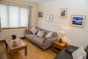 Departamento, 2 habitaciones | Área de sala de estar | Chimenea