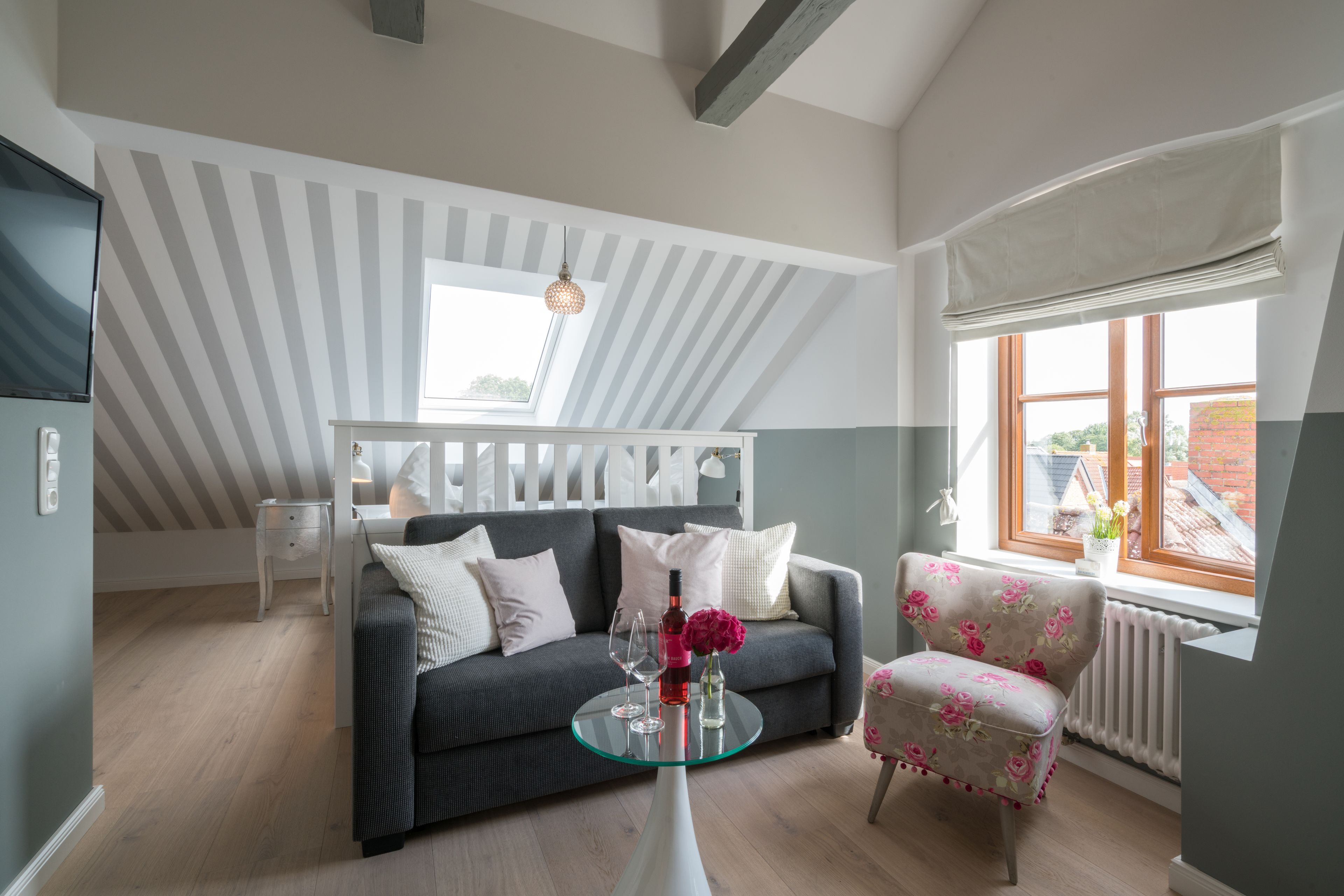 Dobbeltrom – deluxe | Oppholdsområde | Flatskjerm-TV og filmkjøp