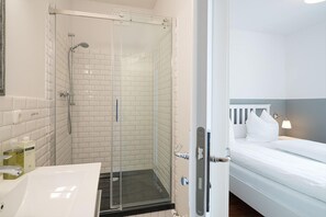 Chambre Double Supérieure | Salle de bain | Douche, articles de toilette gratuits, sèche-cheveux