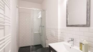 Habitación familiar | Baño | Regadera, amenidades de baño gratuitas, secadora de cabello, toallas