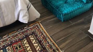 4 bedrooms, bed sheets